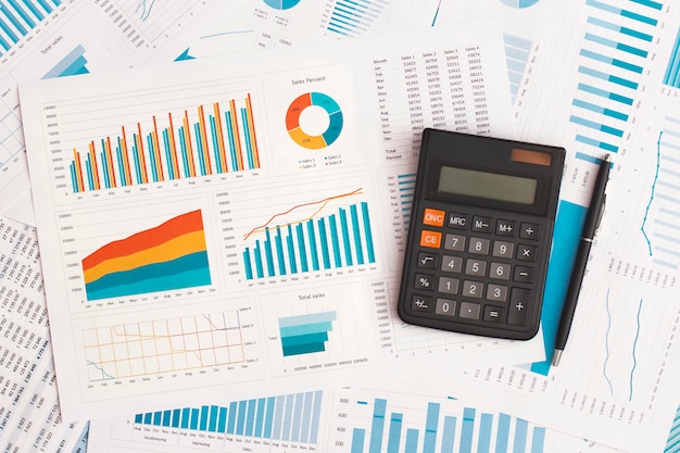 Geschäftsdiagramme und Rechner auf dem Tisch Finanzielle Entwicklung