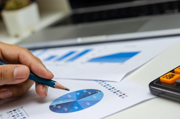 Geschäftsdokument-Diagramm-Finanzbericht-Statistikanalyse und Diagramm-Investitionsinformationen mit Computer-Laptop auf dem Schreibtisch im Büro