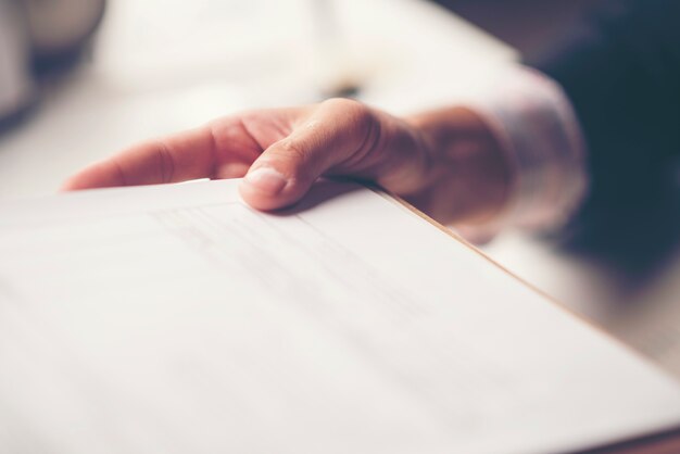 Foto geschäftsdokument in der hand des geschäftsmannes