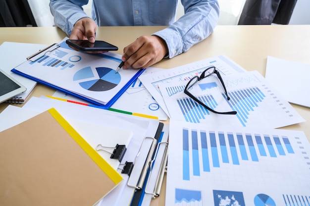 Geschäftsdokumente auf Bürodiagramm finanziell mit dem Diagramm des Sozialen Netzes, das Datenanalyse-Daten die Diagramme und die Diagramme bespricht