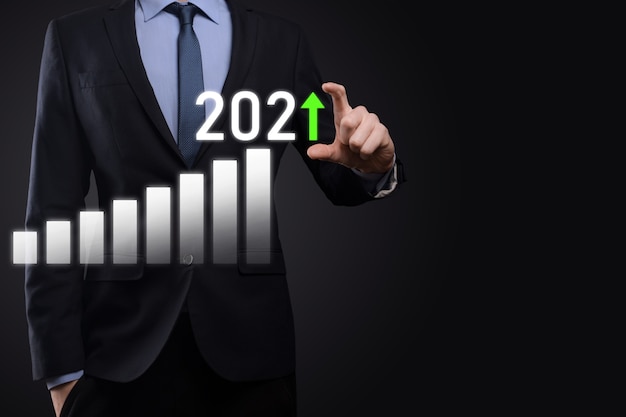 Geschäftsentwicklung zum Erfolg und wachsendes Wachstumskonzept für das Jahr 2021. Planen Sie das Geschäftswachstumsdiagramm im Konzept für das Jahr 2021. Geschäftsplan und Erhöhung der positiven Indikatoren in seinem Geschäft.