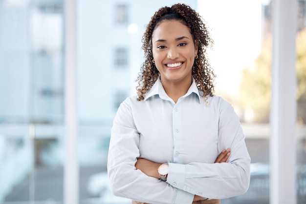 Geschäftserfolg und Porträt einer schwarzen Frau mit einem Lächeln, verschränkten Armen und glücklich für Visionsideen und Startups Unternehmensleiterbüro und Unternehmerin in Mexiko für Ziele, Mission und Stolz