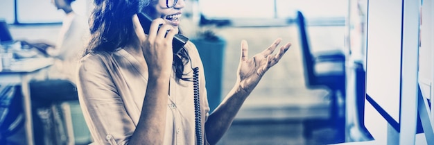 Geschäftsfrau am Telefon