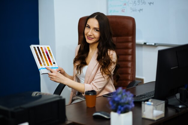 Geschäftsfrau an ihrem Schreibtisch im Büro