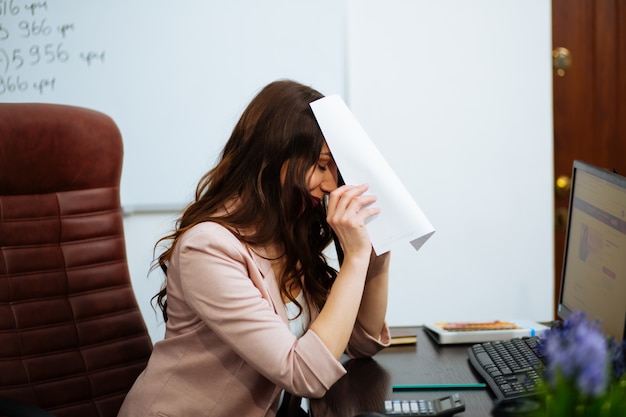 Geschäftsfrau an ihrem Schreibtisch im Büro