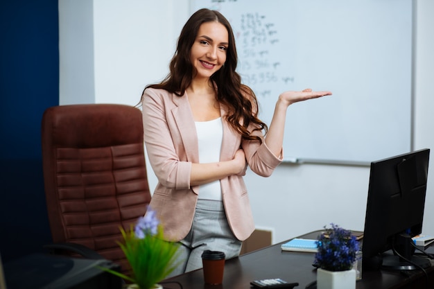 Geschäftsfrau an ihrem Schreibtisch im Büro