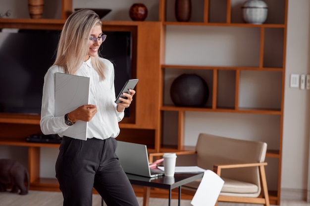 Geschäftsfrau arbeitet am Laptop