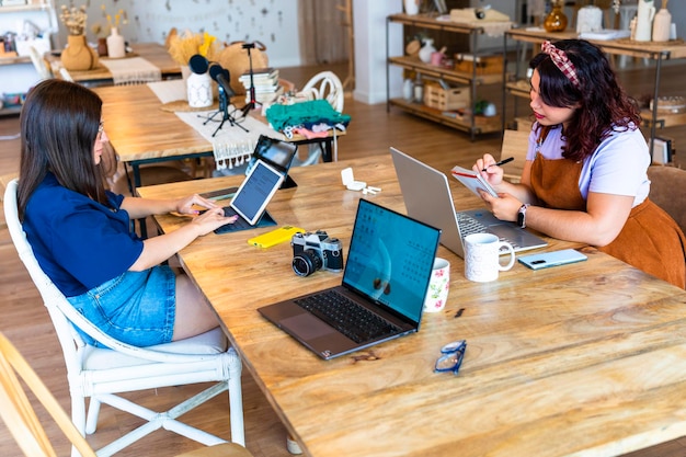 Geschäftsfrau arbeitet gemeinsam in einem modernen Büro