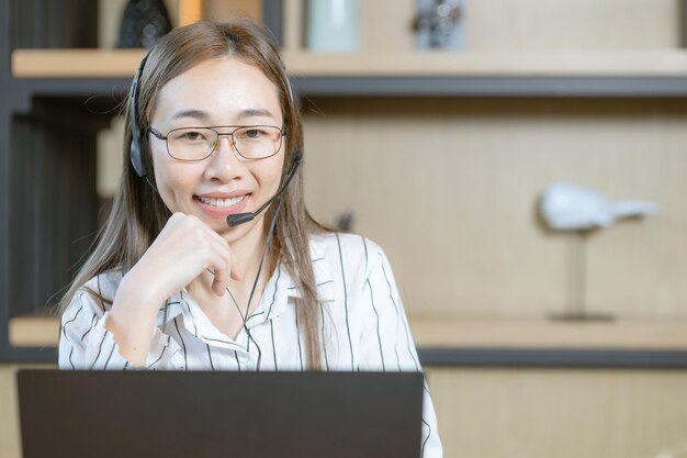 Geschäftsfrau arbeitet im Call-Center-Kundensupport-Team auf Abruf mit Headset-glücklichem Lächeln-Porträt