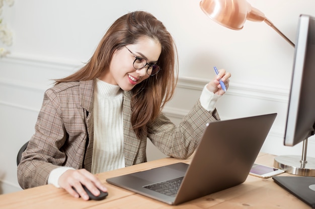 Geschäftsfrau arbeitet in ihrem Schreibtisch