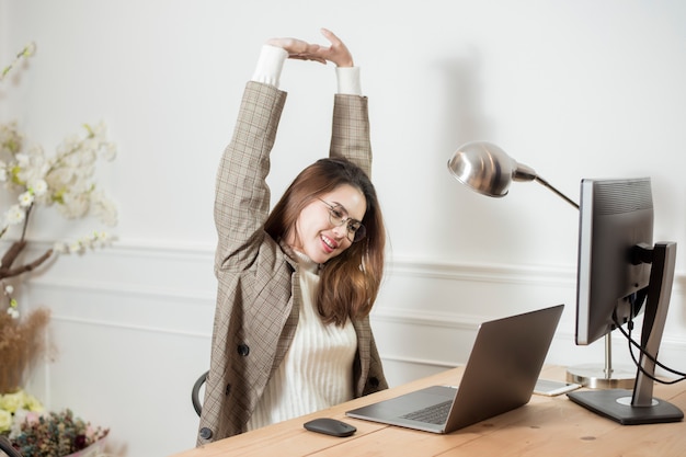 Geschäftsfrau arbeitet in ihrem Schreibtisch