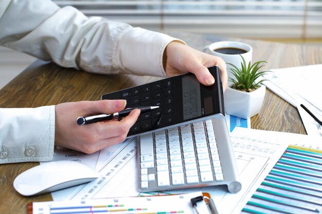 Geschäftsfrau arbeitet mit Gegenständen, um im Büro Geschäfte zu machen.