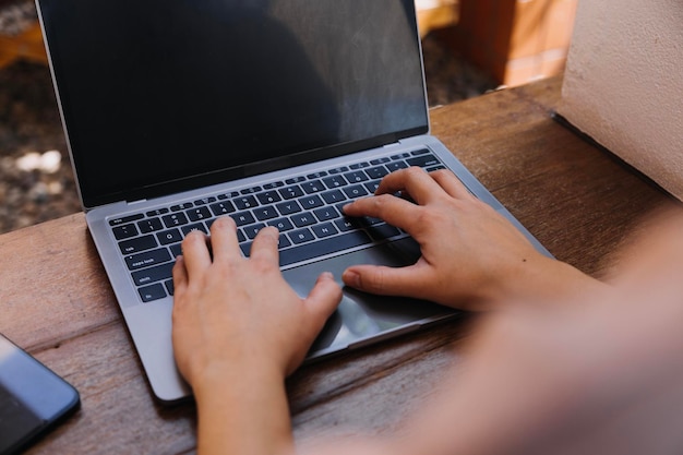 Geschäftsfrau arbeitet mit Laptop-Computer, Tablet und Smartphone im modernen Büro mit virtuellem Symboldiagramm im Modernoffice im Morgenlicht