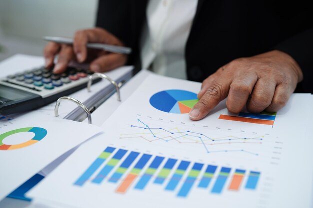 Geschäftsfrau arbeitet und analysiert mit Statistikdiagramm im Büro