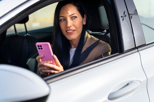 Geschäftsfrau aus dem mobilen Büro führt Konferenzen in einem Mietwagen durch