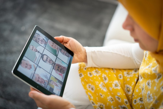 Geschäftsfrau aus dem Nahen Osten mit Online-Konferenz auf dem Tablet