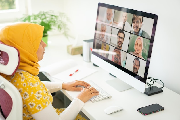 Geschäftsfrau aus dem Nahen Osten mit Online-Konferenz zu Hause