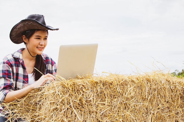 Geschäftsfrau Bauer mit Laptop Netzwerk Kommunikation Logistik Reis Export Online-Handel.