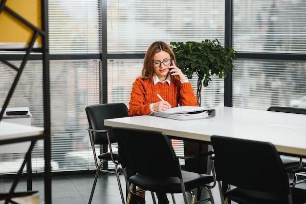 Geschäftsfrau bei der Arbeit am Telefon sprechen