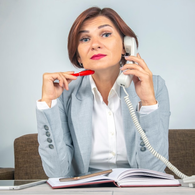 Geschäftsfrau bei der Arbeit im Büro. Geschäftsqualitäten und Karrierewachstum