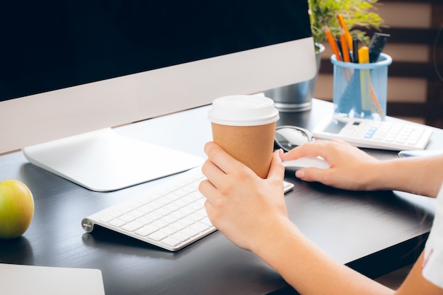 Geschäftsfrau bei der Arbeit mit Laptopabschluß oben