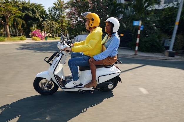 Geschäftsfrau bei einer Motorrad-Taxi-Fahrt