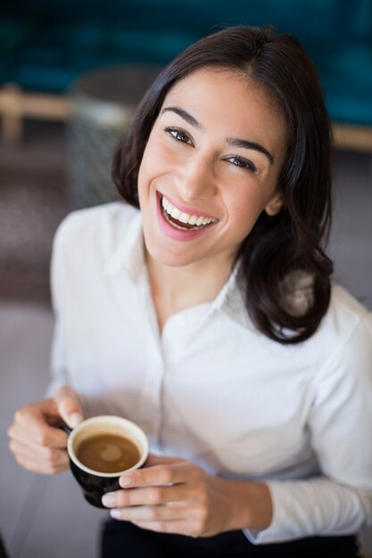 Geschäftsfrau bei einer Tasse Kaffee im Café