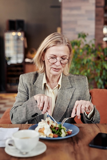 Geschäftsfrau beim Mittagessen im Restaurant