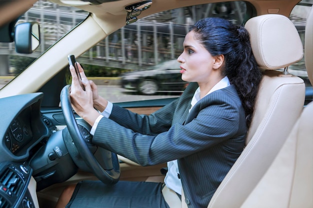 Foto geschäftsfrau benutzt ein handy im auto