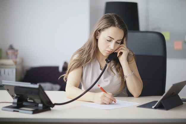 geschäftsfrau büro, ginseng sitzt im büro am tisch, arbeit, geschäftskonzept