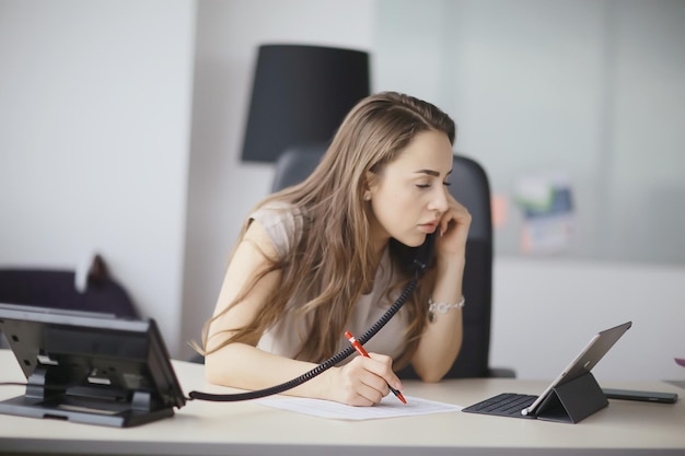 geschäftsfrau büro, ginseng sitzt im büro am tisch, arbeit, geschäftskonzept