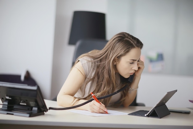 geschäftsfrau büro, ginseng sitzt im büro am tisch, arbeit, geschäftskonzept