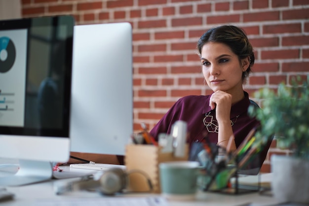 Geschäftsfrau-Computer und Denken an Mitarbeiter mit Webdesign-Planung Digitaldesigner arbeiten und Arbeiter lesen eine E-Mail an einem Büroschreibtisch mit Ideen für Website- und UX-Projekte für Unternehmen