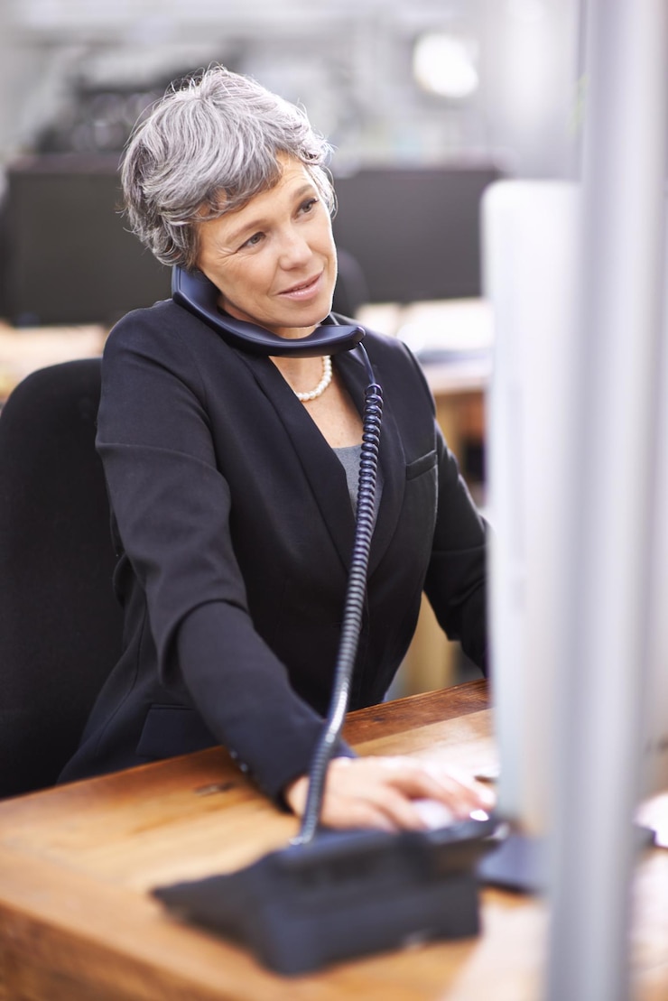 Foto geschäftsfrau computer- und telefonberatung in einem call-center-büro mit webberatung und crm im unternehmen gesprächsfachmann und leitender mitarbeiter mit technologie des telemarketing