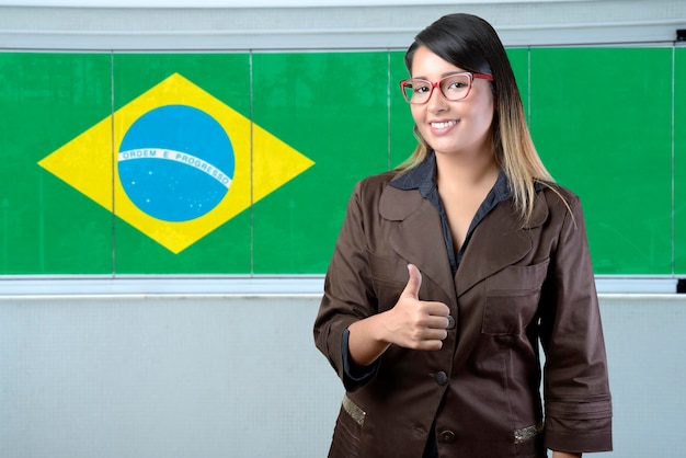 Geschäftsfrau, Daumen Hoch, Mit, Brasilianische Flagge, Behind