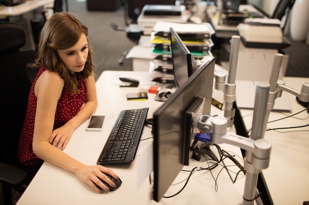 Geschäftsfrau, die am Computer im Büro arbeitet