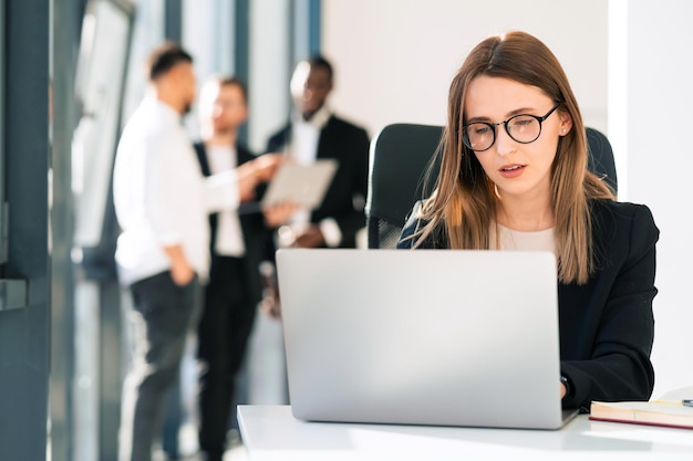 Geschäftsfrau, die am Laptop arbeitet