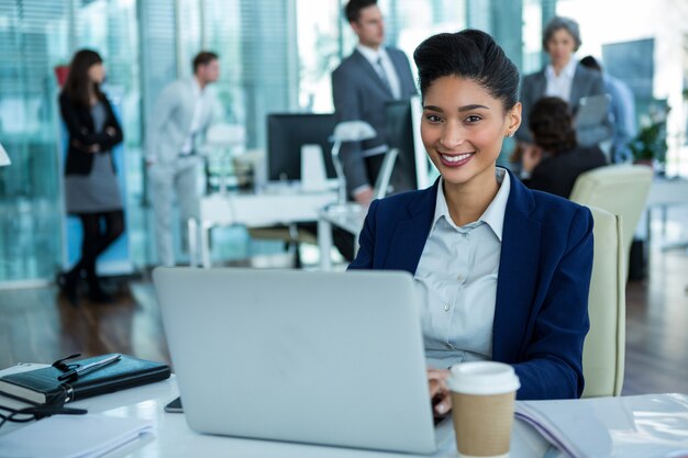 Geschäftsfrau, die am Laptop im Büro arbeitet