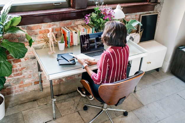 Geschäftsfrau, die am Schreibtisch arbeitet