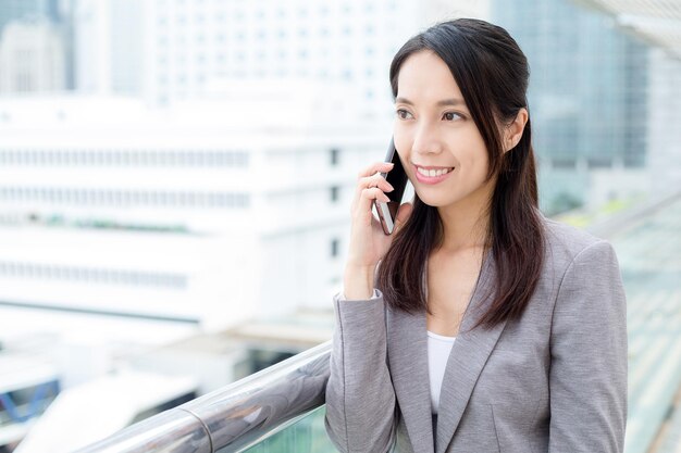 Geschäftsfrau, die am Telefon spricht