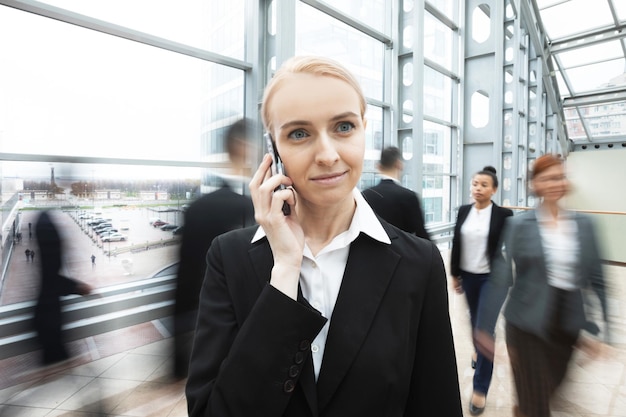 Geschäftsfrau, die am Telefon spricht