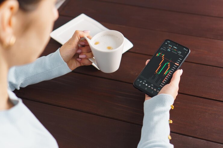 Geschäftsfrau, die an der Börse mit Smartphone investiert Kryptowährungspreisindex auf dem Bildschirm