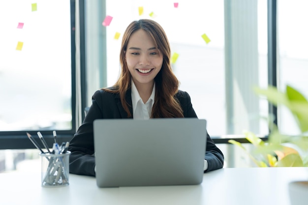 Geschäftsfrau, die an einem Laptop für Geschäftsinformationen im Büro arbeitet