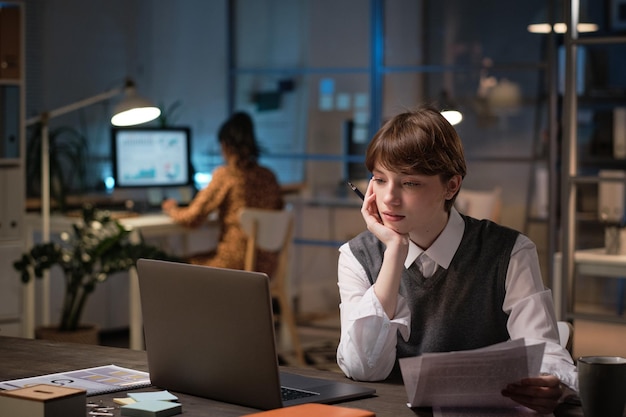 Geschäftsfrau, die bis spät im Büro arbeitet