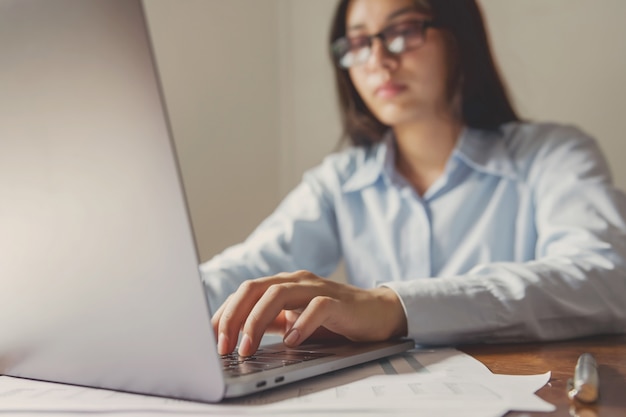 Geschäftsfrau, die Buchhaltung und Finanzierung auf Laptop im Büro tut