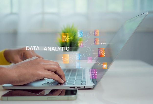 Geschäftsfrau, die Computer für Entwicklung und Analytics verwendet Datentechnologie-Management System für die Planung von Marketingstrategien, Berichten, Grafikanalysen und Informationen auf einem futuristischen virtuellen Bildschirm