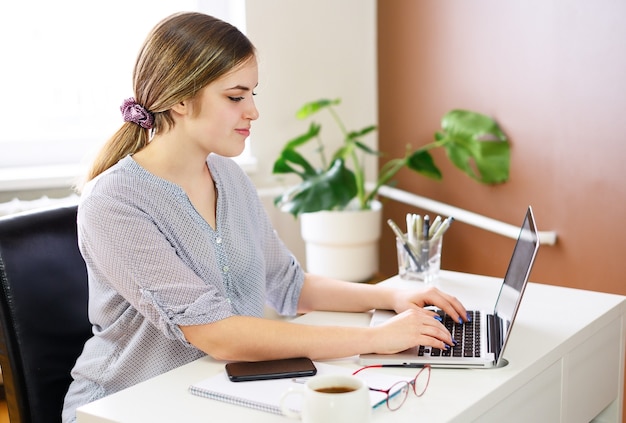 Geschäftsfrau, die Computer zu Hause, Büro verwendet. Hochwertiges Foto