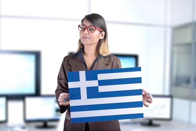 Geschäftsfrau, die die griechische Flagge hält