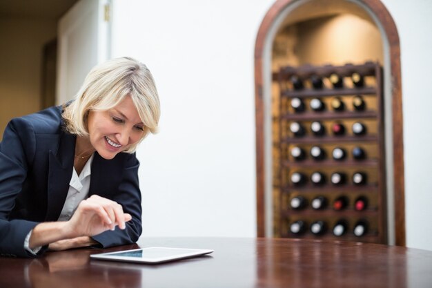 Geschäftsfrau, die digitales Tablett in einem Restaurant verwendet