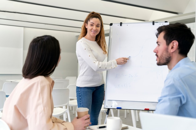 Geschäftsfrau, die eine Präsentation im Büro hält